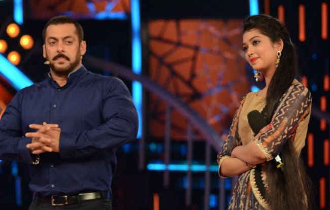 Bigg Boss 9: दिगंग्ना हुई घर से बेघर, सलमान ने किया मॉडल्स का स्वागत