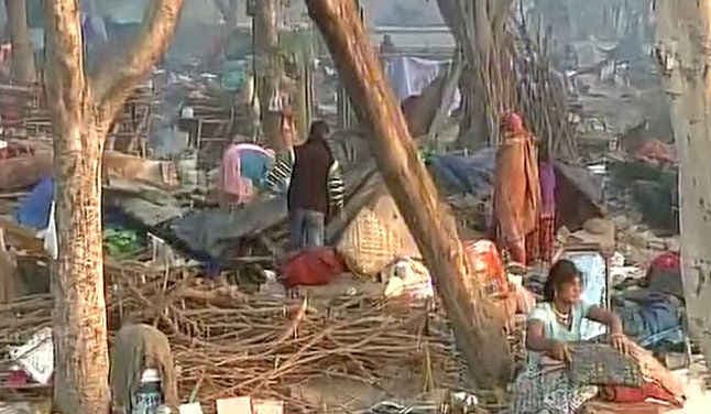 रेलवे ने ढहाईं 500 झुग्गियां, भड़के अरविंद केजरीवाल