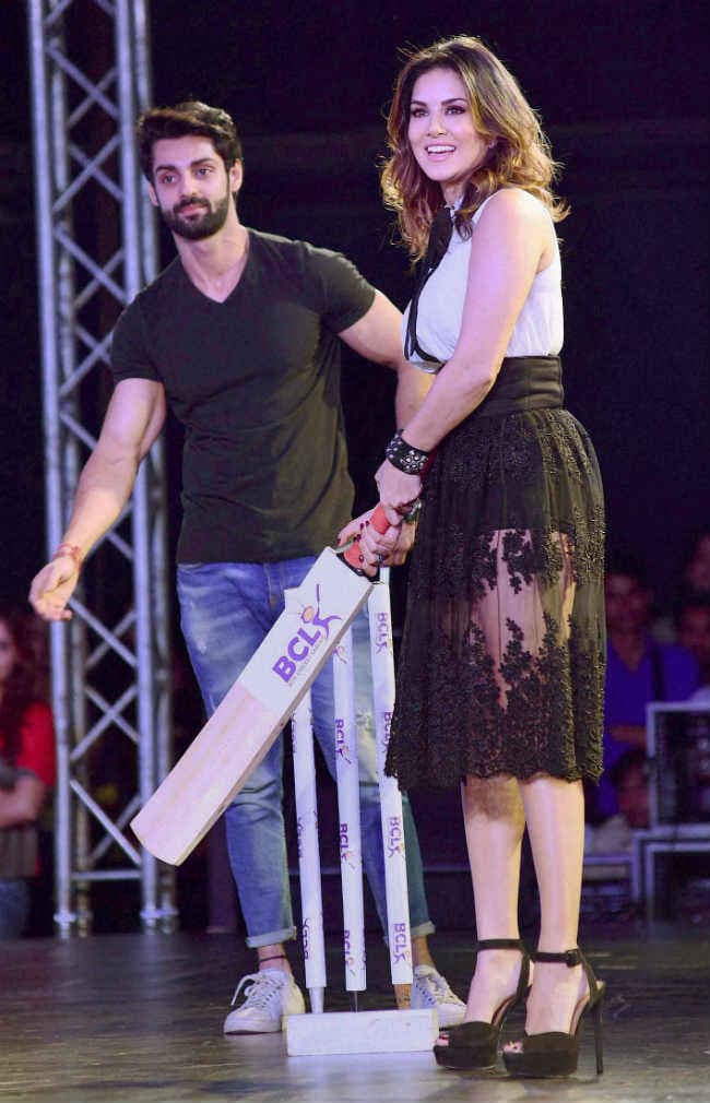 जब सनी लियोनी ने हाथ में बल्ला थामा