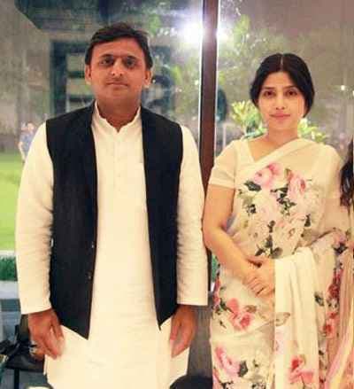 लिफ्ट में फंसे अखिलेश और डिंपल, तीन इंजीनियर सस्पेंड