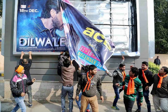 ”Dilwale” & ”Bajirao Mastani”: कहीं पोस्टर फटे, कहीं शो रद्द