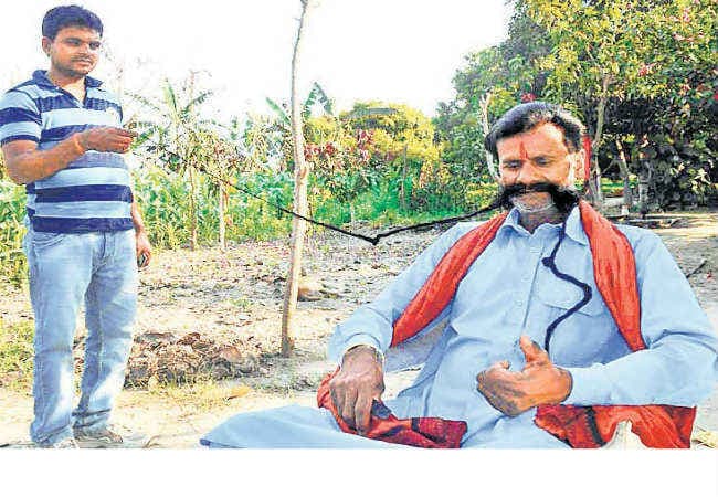 मूंछ का ‘शैंपू स्नान’, मेंटेनेंस में हर दिन@एक घंटा