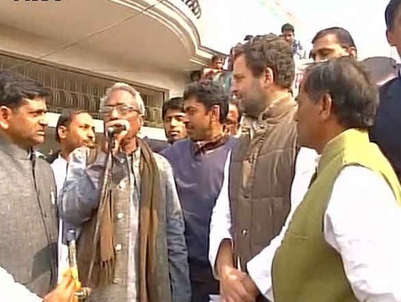 अमेठी दौरे पर राहुल, कहा-मोदी को हराकर दम लेंगे