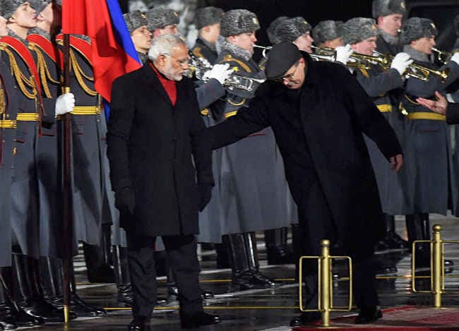 राष्ट्रगान के समय चल पड़े PM मोदी, रूसी अधिकारी ने रोका