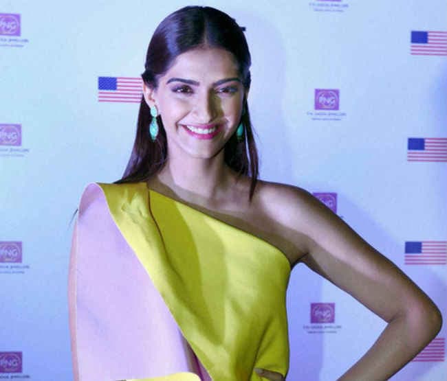 ...इसलिए कई अभिनेत्रियां मुझे दोष देती हैं : सोनम कपूर