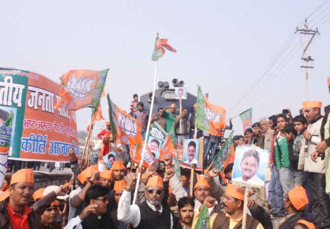 कीर्ति समर्थकों ने दरभंगा में गरीब रथ को दस मिनट तक रोका