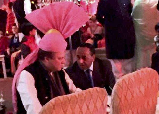 नवाज के सर पर पीएम नरेंद्र मोदी की पगड़ी