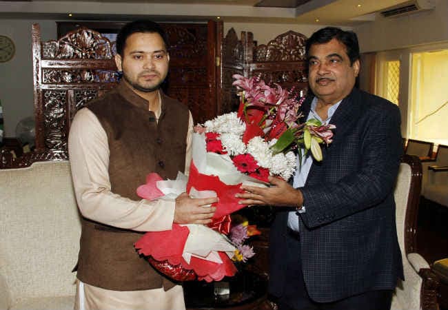 गडकरी से तेजस्वी ने रोड-पुल के लिए मांगी मदद