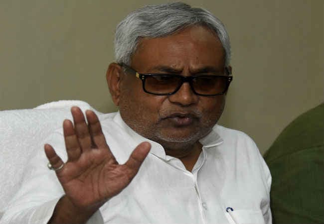 सीएम नीतीश ने अफसरों को लगायी फटकार