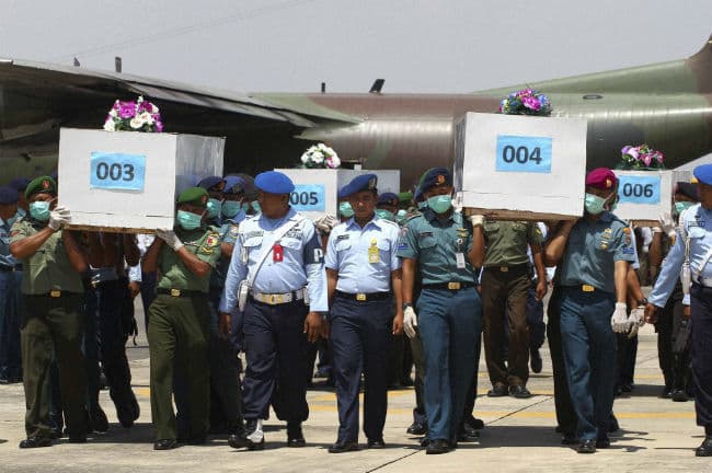 एयर एशिया हादसा : शवों, मलबे की तलाश में फिर निकले खोजकर्ता, ब्लैक बॉक्स मिलने में लग सकता है एक सप्ताह