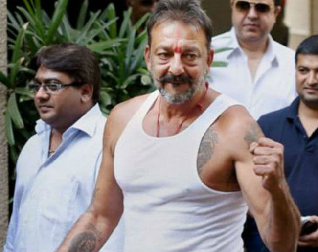 अभी जेल नहीं जाना चाहते संजय दत्त, छुट्टी बढ़ाने की दी अर्जी...