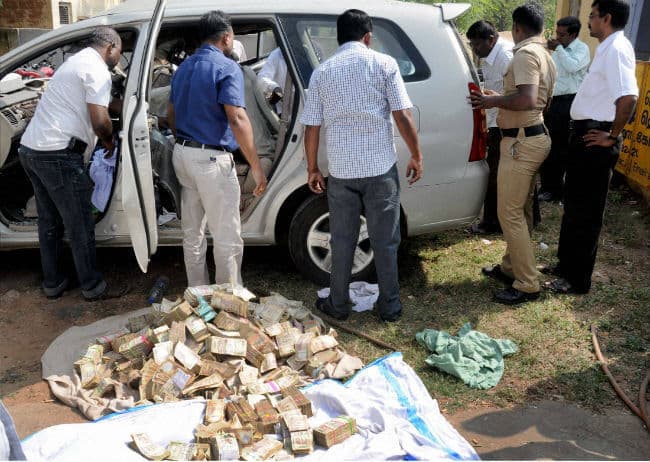 बस से टकराने के बाद कार से गिरी नोटों की गड्डियां