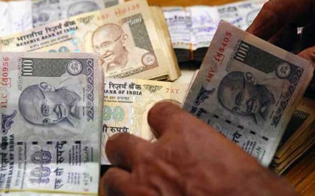 कच्चे तेल की कीमतों में गिरावट जारी, क्या घटेंगी पेट्रोल-डीजल की कीमतें?