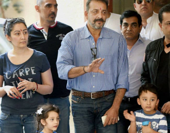 संजय दत्त ने नहीं किया ''सरेंडर'', वापस पहुंचे घर...