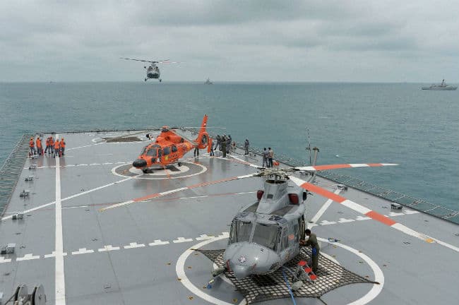 एयर एशिया के विमान के ब्लैक बॉक्स की तलाश में समुद्र में उतारे गए गोताखोर