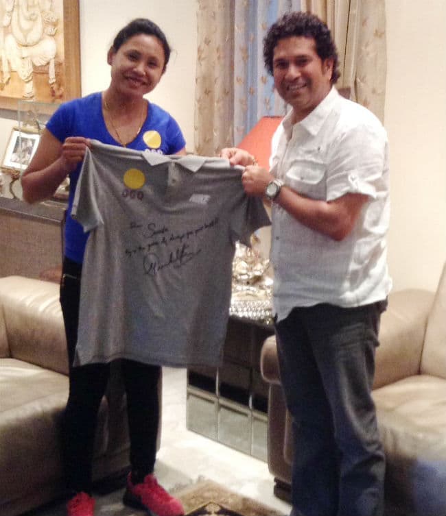सरिता देवी से मिलकर सचिन ने भेंट की अपनी जर्सी