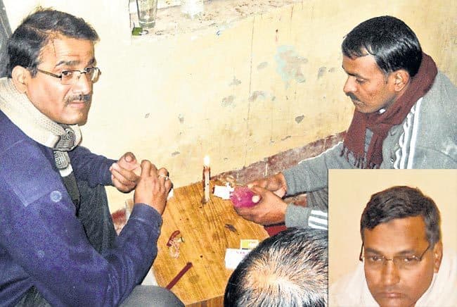 बांका के ग्रामीण कार्य विभाग में कार्यपालक अभियंता हैं जावेद