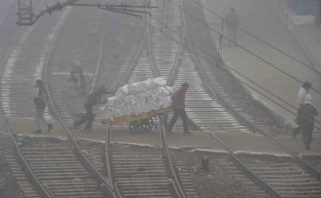 फिर ठिठुरी दिल्ली, सर्दी का सितम जारी, कई हिस्सो में बारिश का अनुमान