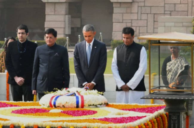 ओबामा ने महात्मा गांधी की समाधि पर पुष्प चढ़ाकर उन्हें दी श्रद्धांजलि