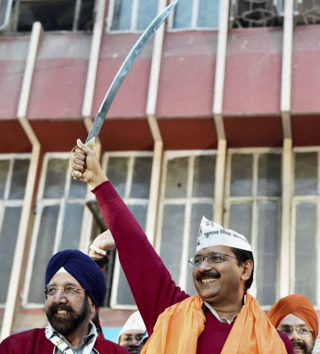 ओपिनियन पोल : भाजपा से आगे ''आप'', मोदी की लोकप्रियता घटी