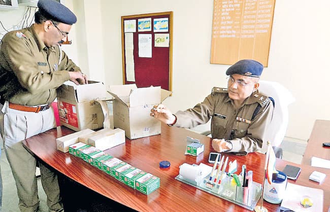 सिमडेगा : बस से आठ हजार डेटोनेटर बरामद