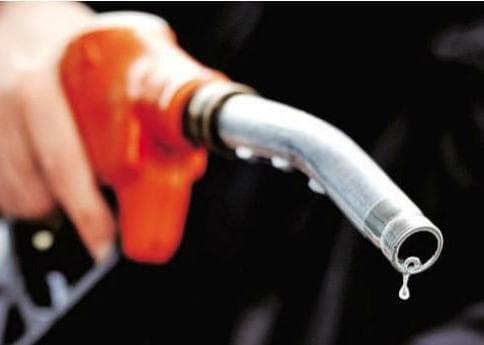 आप और कांग्रेस ने कहा, वोटरों को लुभाने के लिए पेट्रोल-डीजल की कीमतें हुई कम