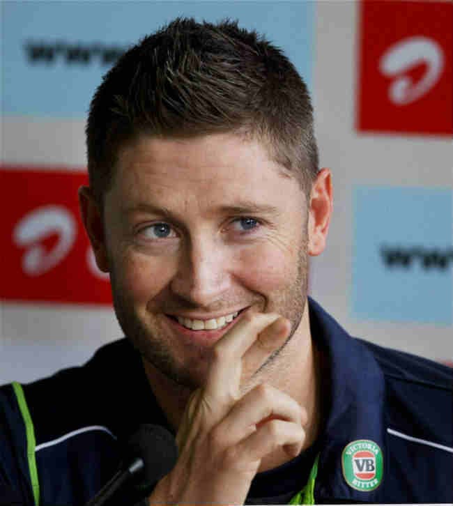 बेसबॉल के बल्ले से अभ्यास कर रहे हैं माइकल क्लॉर्क