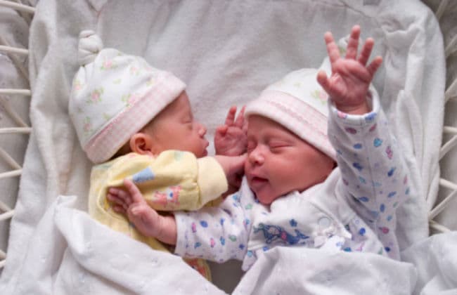 OMG, पुरुष ने जुड़वा बच्चे को दिया जन्म