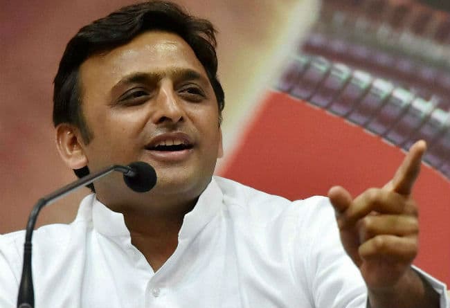 अखिलेश ने दी केजरीवाल को बधाई