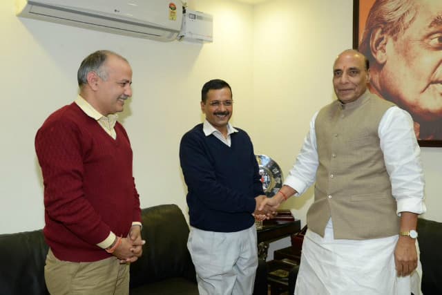 पीएम मोदी से चाय पर चर्चा से पहले राजनाथ व वेंकैया से केजरीवाल ने मांगा पूर्ण राज्य का दर्जा