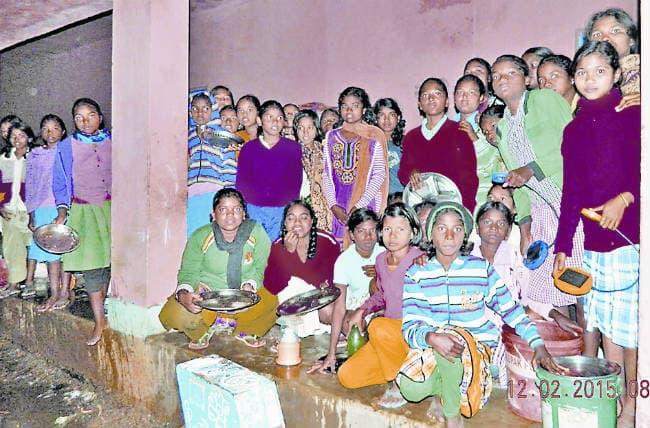 सिमडेगा में 144 छात्राओं को कमरे से निकाला