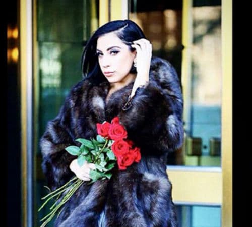 लेडी गागा ने अपने बालों को दिया बॉब कट लुक