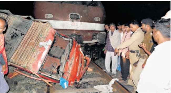 तुंगी हॉल्ट पर बरातियों से भरी मैजिक ट्रेन से टकरायी, तीन की मौत, दस घायल