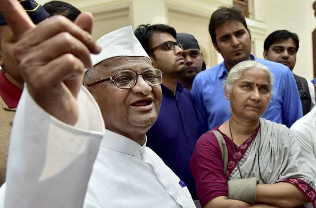 भूमि अधिग्रहण अध्यादेश और अन्ना आंदोलन के जाल में उलझी सरकार