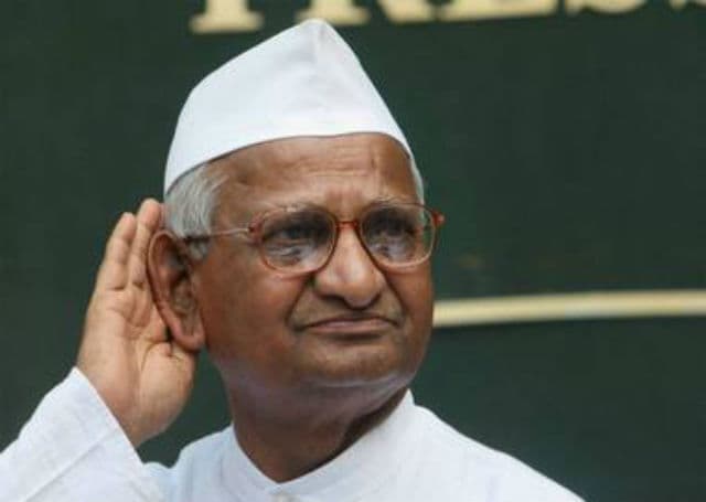 हजारे से मिले जेठमलानी, कहा- कालेधन पर सरकार गंभीर नहीं