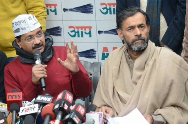 ''आप'' के राजनीतिक मामलों की समिति से योगेंद्र यादव का कट सकता है पत्ता