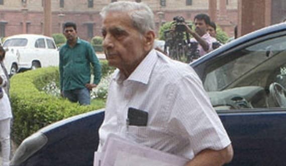 शांति भूषण के बयान से पार्टी का अंतर्कलह उजागर, कहा - अरविंद केजरीवाल छोड़ें पद