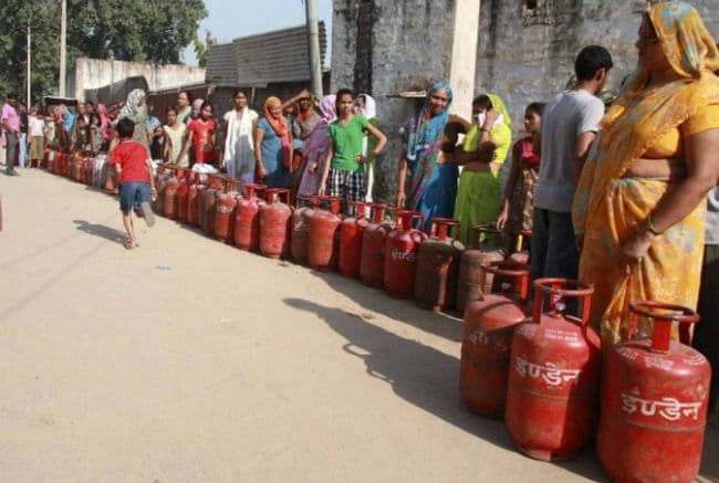 जेट ईंधन 8.2 प्रतिशत महंगा, बिना सब्सिडी गैस सिलेंडर पांच रुपये महंगा