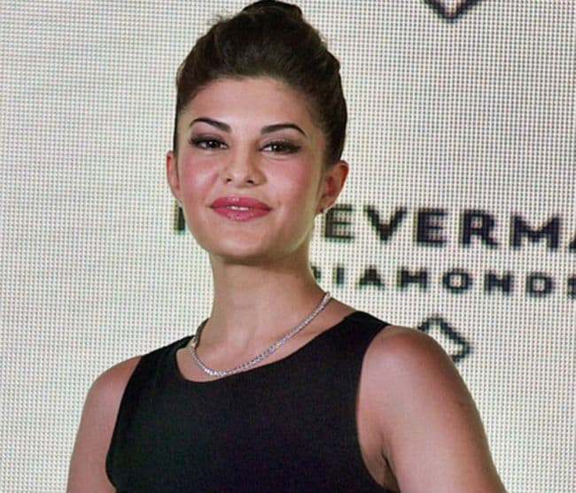 OMG ! Instagram पर जैकलीन के 10 लाख प्रशंसक