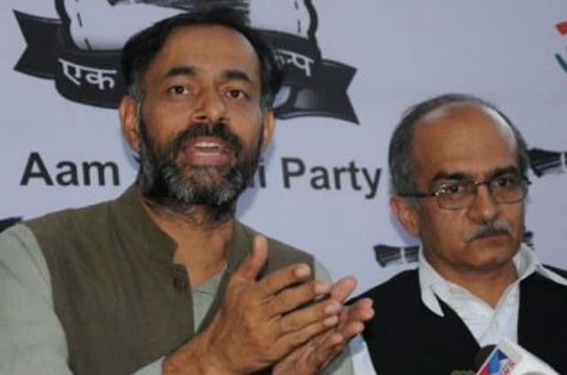 आप का विवाद और गहराया: केजरीवाल के विश्वासपात्रों ने यादव-भूषण पर किए प्रहार