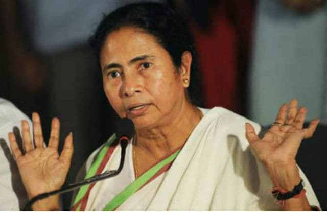 दुष्कर्म की शिकार नन को देखने पहुंची ममता बनर्जी की गाड़ी घेर कर प्रदर्शन, लगे गो बैक के नारे
