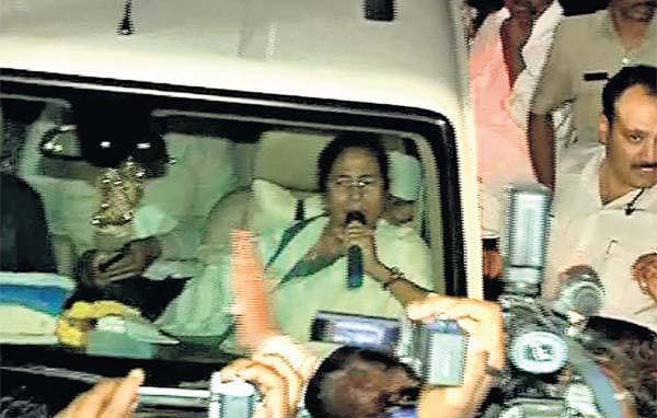 नन गैंगरेप मामला : पीडिता को अस्पताल में देखने पहुंचीं ममता, प्रदर्शनकारियों ने मुख्यमंत्री वापस जाओ के लगाये नारे