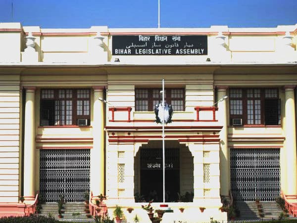 बिहार विधानसभा में हंगामा भाजपा सदस्यों ने मेज-कुरसियां पलटीं