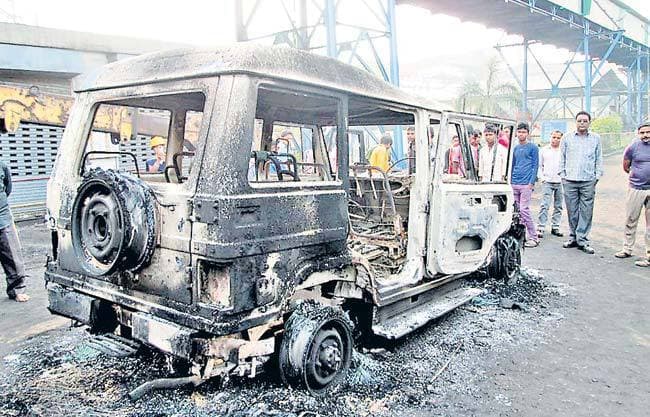 उग्रवादियों ने कर्मियों को पीटा, गश्ती वाहन फूंका