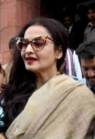 क्रीम कलर की साड़ी में राज्यसभा पहुंचीं रेखा