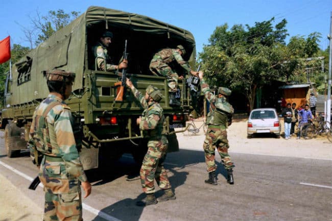 जम्मू-कश्मीर में थाने मे आतंकी हमलाः तीन सुरक्षाकर्मियों सहित चार मरे, दो आतंकवादी ढेर