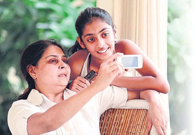 तकनीक के तार से जोड़े रखें रिश्तों की डोर