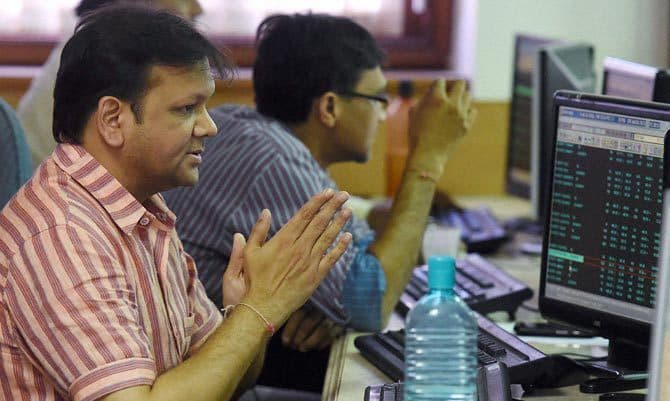 टीम इंडिया के साथ बाजार भी धराशायी, दोनों सूचकांकों में सवा दो प्रतिशत की गिरावट