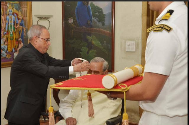 प्रोटोकॉल तोड़ राष्ट्रपति प्रणब मुखर्जी ने अटल बिहारी वाजपेयी को उनके घर जाकर दिया भारत रत्न