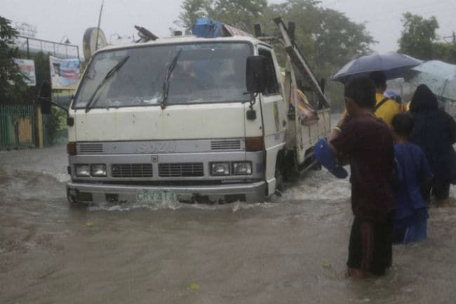 जम्मू-कश्मीर में भारी बारिश, झेलम नदी का जल स्तर बढ़ा, आज नकवी जायेंगे श्रीनगर